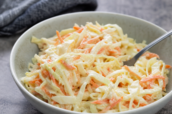Salată coleslaw: rețetă cremoasă cu varză și morcov