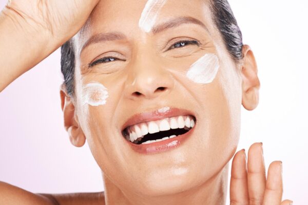 De ce unele loțiuni cu SPF lasă urme albe și cum alegi o formulă mai plăcută