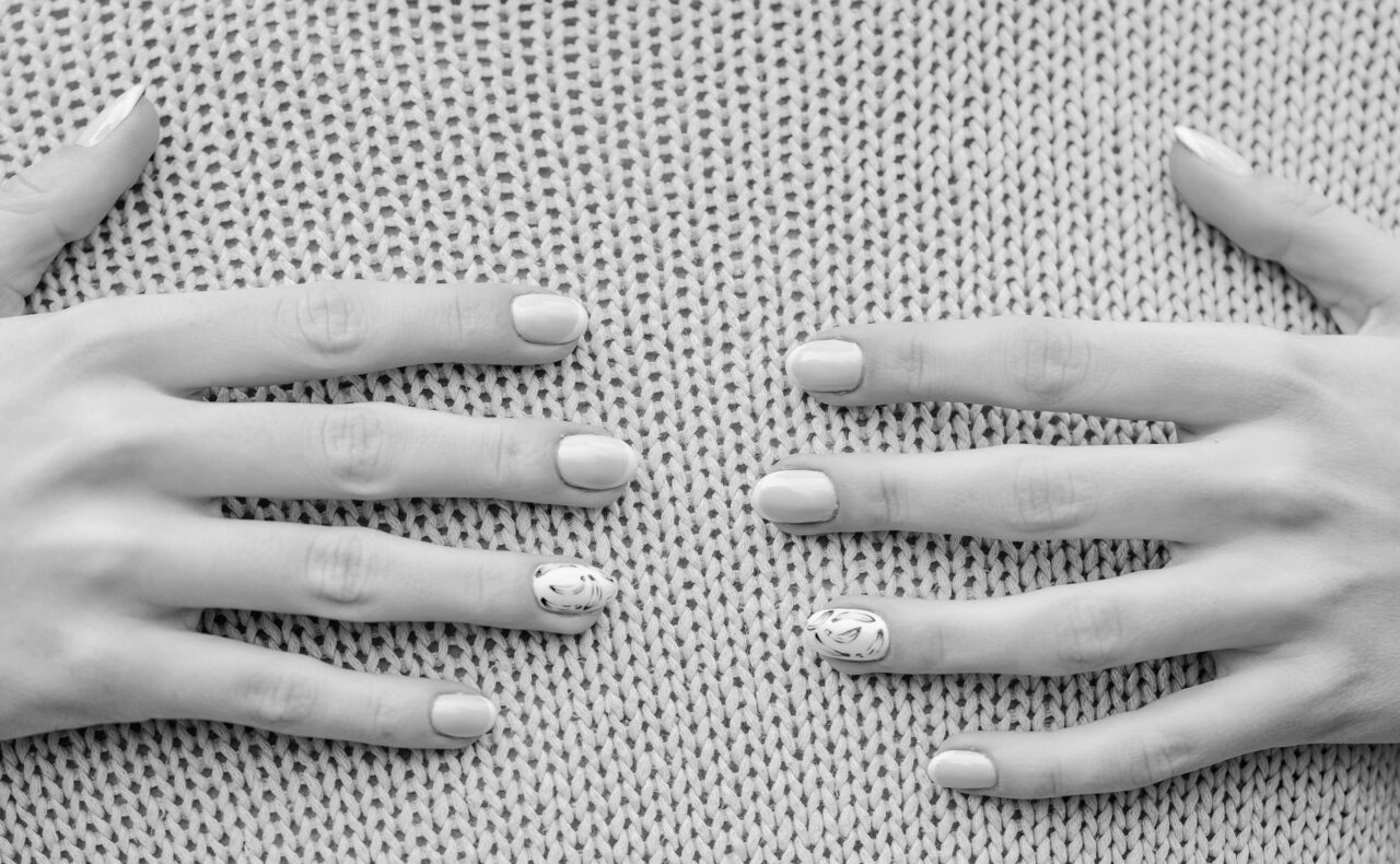 Micro-bulinele sunt noul nail art minimalist. Cum le realizezi acasă