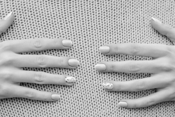 Micro-bulinele sunt noul nail art minimalist. Cum le realizezi acasă