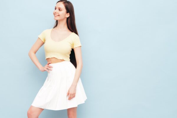 Tricou cu fustă: idei de combinații casual și elegante