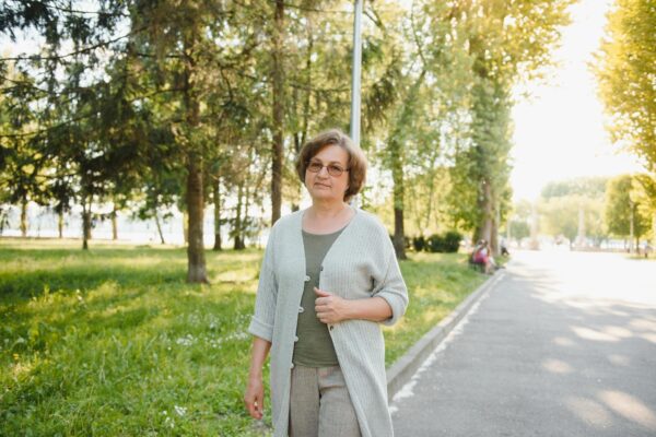 Mersul pe jos în menopauză: cât poate conta pentru sănătatea generală