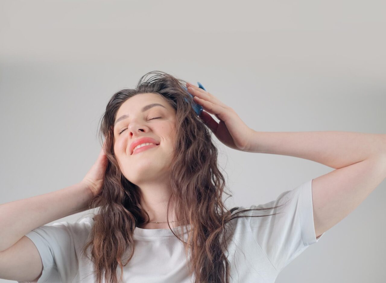 Scalpul intră în centrul rutinei de beauty. Obiceiurile simple care merită introduse în îngrijirea părului