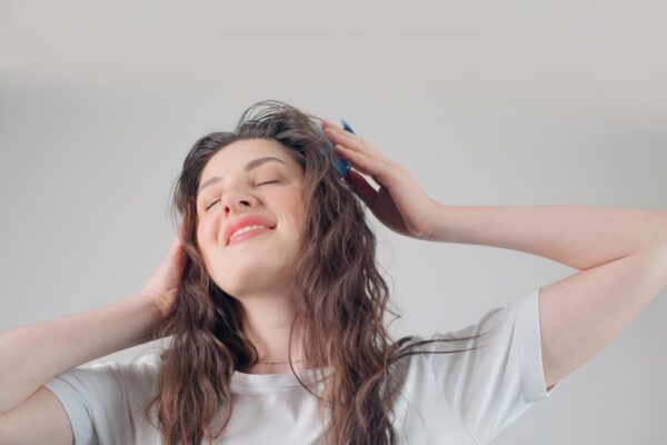 Scalpul intră în centrul rutinei de beauty. Obiceiurile simple care merită introduse în îngrijirea părului