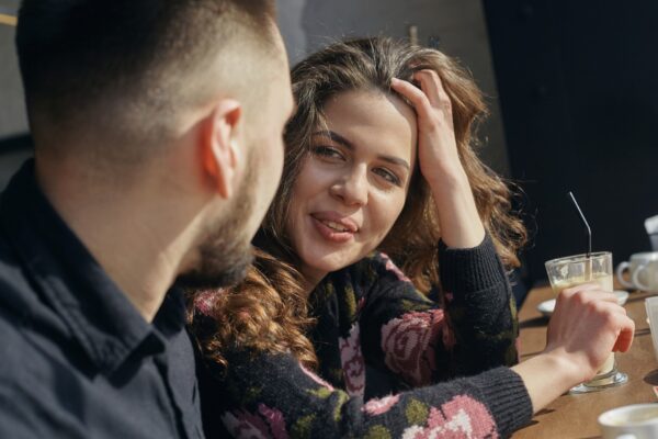 Cum îți dai seama dacă cineva își dorește o relație sau doar atenție