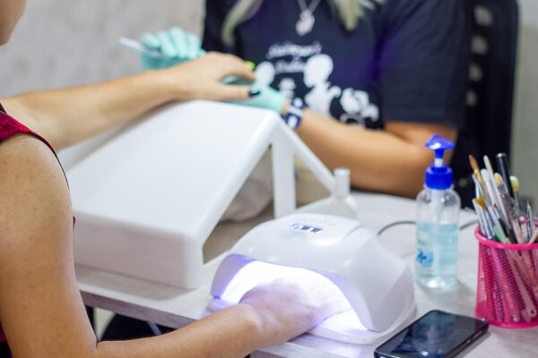 Mănuși UV la manichiură: ce spun dermatologii despre lampa de unghii