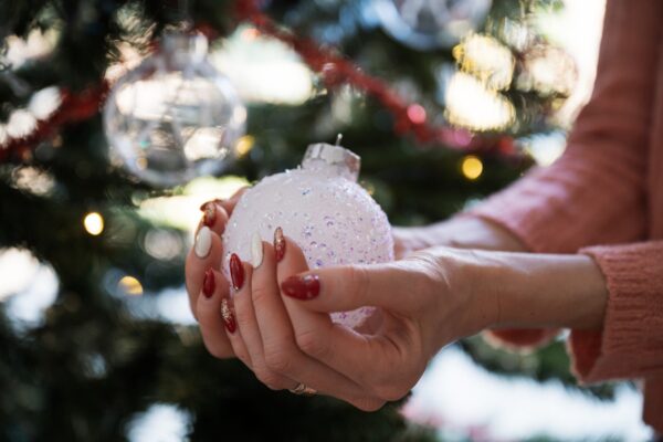 Idei de manichiură pentru sărbători, de la modele simple la accente festive