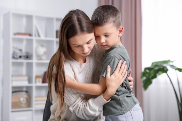 Copilul plânge după celălalt părinte: cum îi ești alături după separare